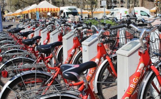 一排停在街上的紅色公共股票自行車